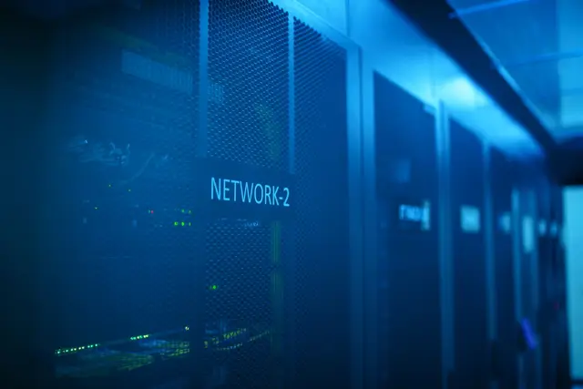 Bastidor de rede com etiqueta "Network-2"